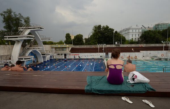 Посетители в открытом бассейне Чайка в Москве