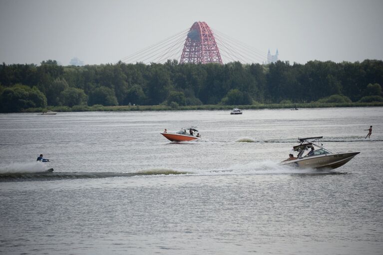 Москвичи отдыхают на пляже в Строгинской пойме