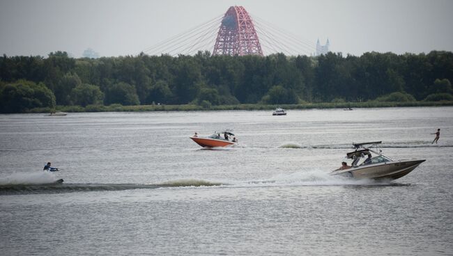 Москвичи отдыхают на пляже в Строгинской пойме. Архивное фото