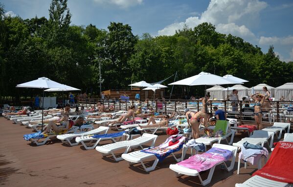 Люди отдыхают на городском пляже Порт на ВДНХ в Москве