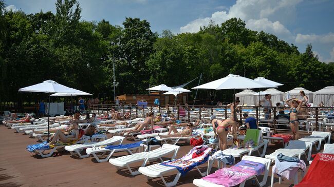 Люди отдыхают на городском пляже Порт на ВДНХ в Москве. Архивное фото