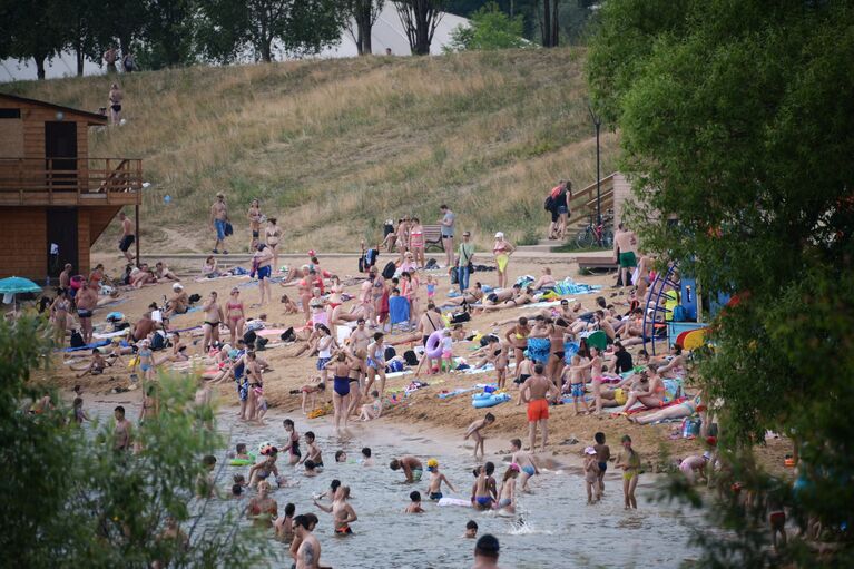 Москвичи отдыхают на пляже в Строгинской пойме