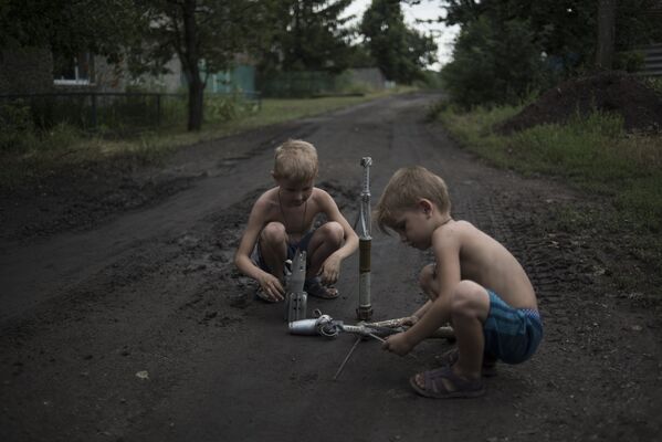 Дети играют боеприпасами в Горловке
