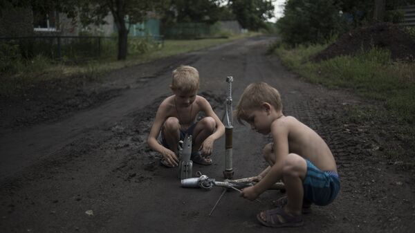 Дети играют боеприпасами в Горловке