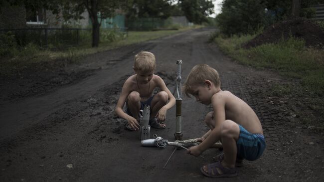 Дети играют боеприпасами в Горловке. Архивное фото