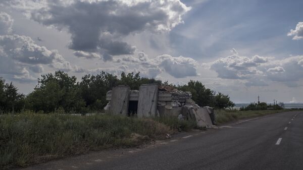 Брошенный блок-пост на дороге Донецк - Горловка. Архивное фото