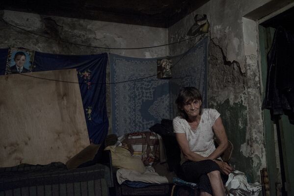 Одна из местных жительниц прячется в подвале своего дома в Горловке