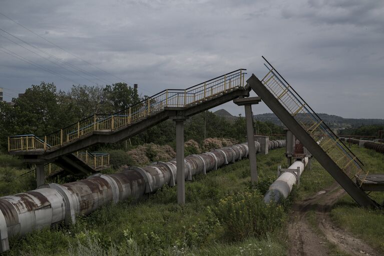 Мост, разрушенный в результате обстрела