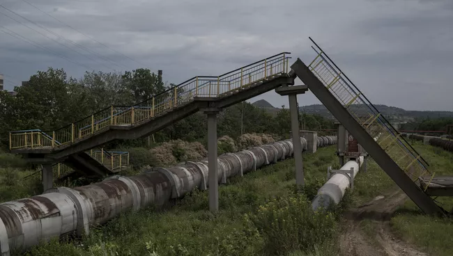 Мост, разрушенный в результате обстрела. Архивное фото