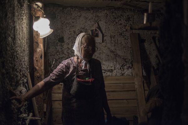 Местная жительница Лидия Некрасова прячется в подвале своего дома в Горловке