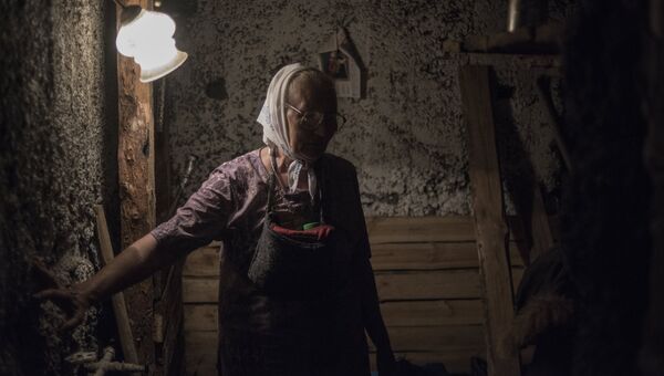Местная жительница Лидия Некрасова прячется в подвале своего дома в Горловке