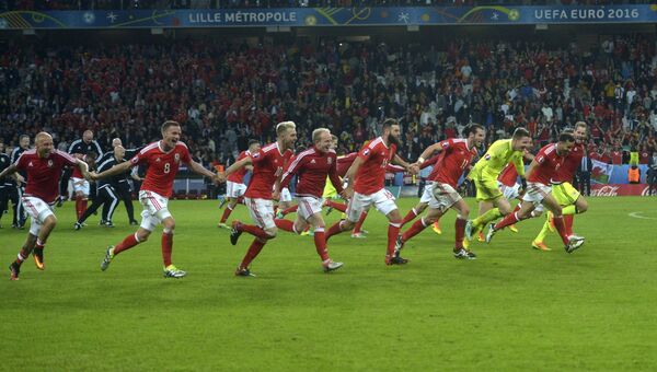 Игроки сборной Уэльса радуются победе в матче 1/4 финала над сборной Бельгии на Евро-2016
