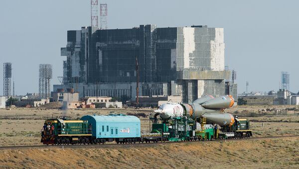 Вывоз ракеты-носителя Союз- ФГ с пилотируемым кораблем Союз-МС на стартовую площадку. Архивное фото