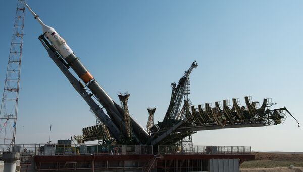 Установка ракеты-носителя Союз- ФГ с пилотируемым кораблем Союз-МС на стартовую площадку
