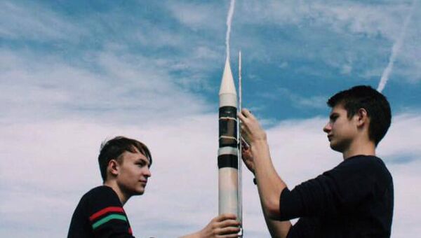 Школьники готовят ракету с баночным спутником к запуску