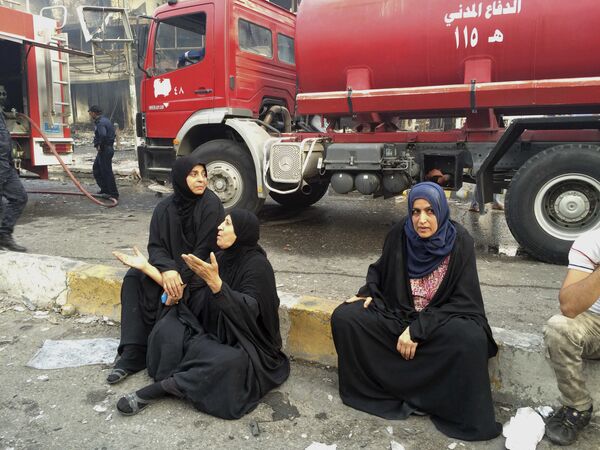 Женщины на месте террористического акта в Багдаде. 3 июля 2016
