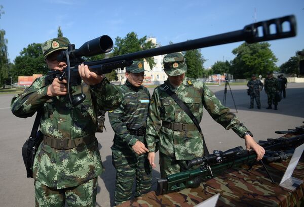 Служащие полиции Китая во время совместных тактико-специальных занятий спецназовцев Национальной гвардии России и Народной вооруженной полиции Китая Сотрудничество-2016