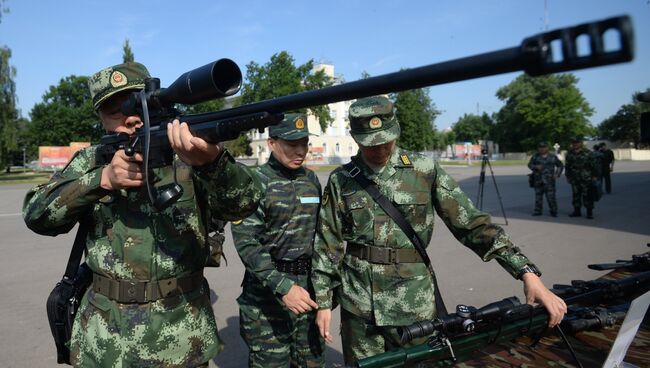 Служащие полиции Китая во время совместных тактико-специальных занятий спецназовцев Национальной гвардии России и Народной вооруженной полиции Китая Сотрудничество-2016