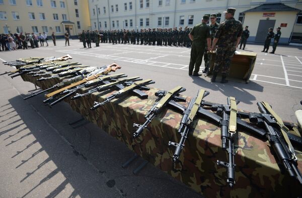 Оружие во время совместных тактико-специальные занятий спецназовцев Национальной гвардии России и Народной вооруженной полиции Китая Сотрудничество-2016