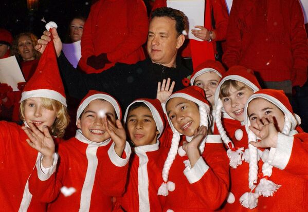 Актер Том Хэнкс позирует со школьниками на премьере фильма Полярный экспресс