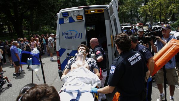 Полиция и медики эвакуируют пострадавшего во время взрыва в Центральном парке Нью-Йорка