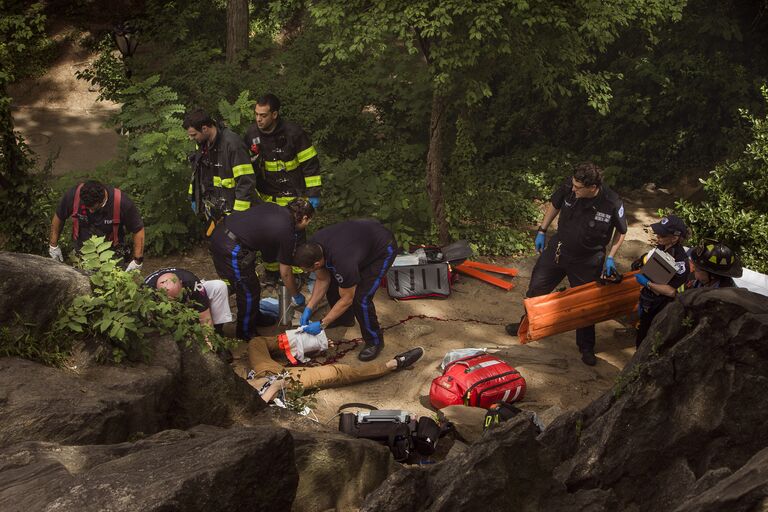 Полиция и медики оказывают помощь пострадавшему во время взрыва в Центральном парке Нью-Йорка