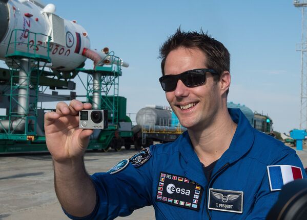 Член дублирующего экипажа МКС-48/49 астронавт ЕКА Тома Песке во время транспортировки ракеты-носителя Союз- ФГ с пилотируемым кораблем Союз-МС на стартовую площадку космодрома Байконур