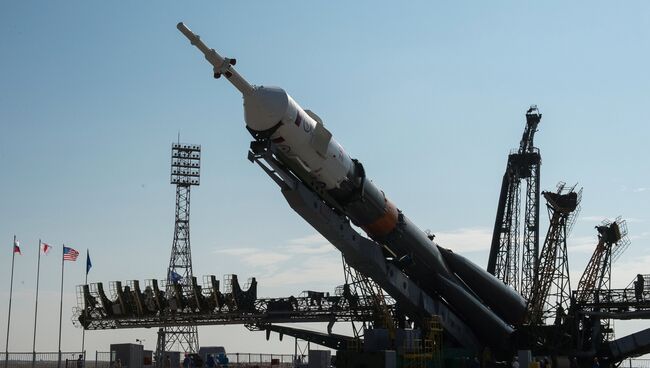 Установка ракеты-носителя на стартовую площадку космодрома Байконур. Архивное фото