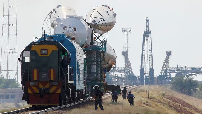 Транспортировка ракеты-носителя Союз- ФГ с пилотируемым кораблем Союз-МС на стартовую площадку космодрома Байконур Транспортировка ракеты-носителя Союз- ФГ с пилотируемым кораблем Союз-МС на стартовую площадку космодрома Байконур