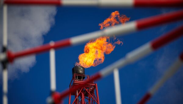 Газовый факел морской нефтеперерабатывающей платформы. Архивное фото