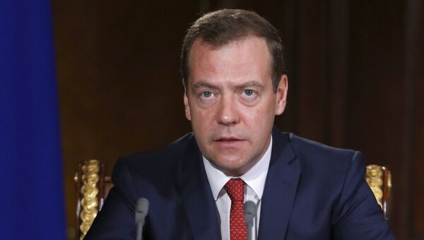 Председатель правительства РФ Дмитрий Медведев проводит совещание с вице-премьерами правительства РФ в резиденции Горки. 4 июля 2016