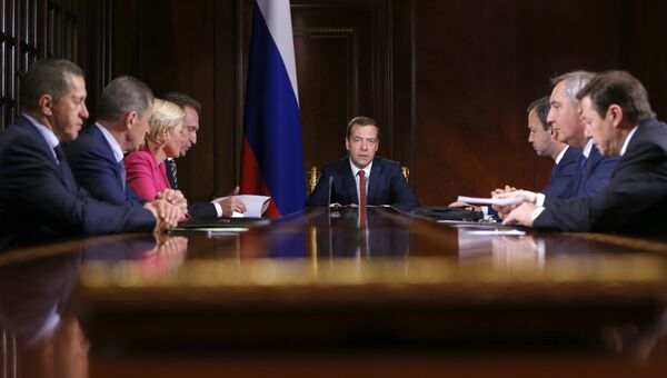 Председатель правительства РФ Дмитрий Медведев проводит совещание с вице-премьерами правительства РФ в резиденции Горки. 4 июля 2016