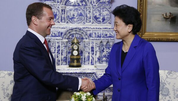 Председатель правительства РФ Дмитрий Медведев и заместитель премьера Госсовета КНР Лю Яньдун во время встречи в резиденции Горки. 4 июля 2016