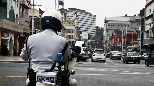 Полицейский патрулирует улицы Малайзии