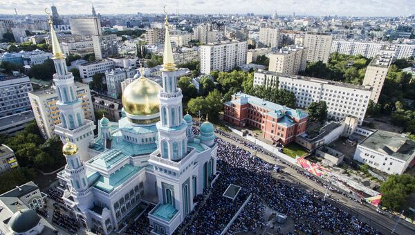 Мусульмане перед намазом в день праздника Ураза-байрам у Соборной мечети в Москве. 5 июля 2016