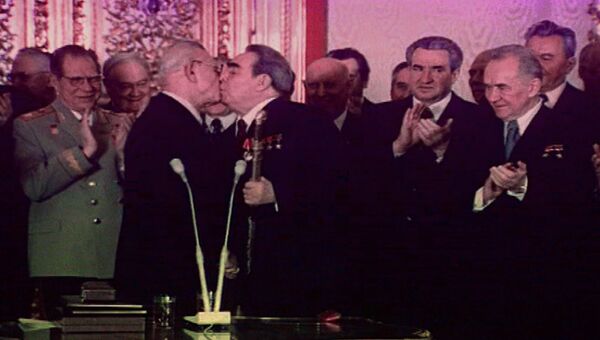 Тройной Брежнев - поцелуи Генсека, вошедшие в историю. Кадры из архива