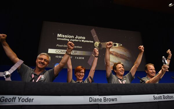Руководители миссии зонда Juno после выхода аппарата на орбиту Юпитера