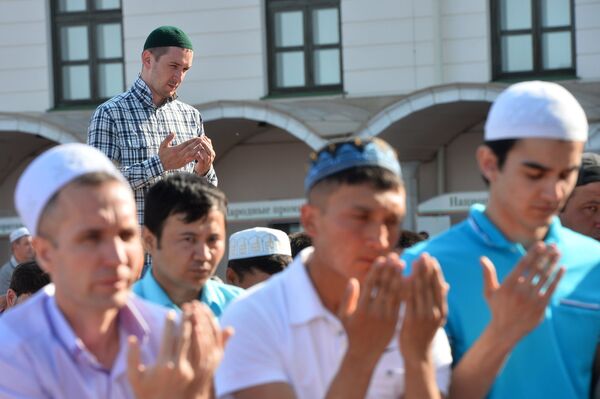 Мусульмане перед намазом в день праздника Ураза-байрам у мечети Кул Шариф в Казани
