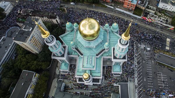 Мусульмане перед намазом в день праздника Ураза-байрам у Соборной мечети в Москве