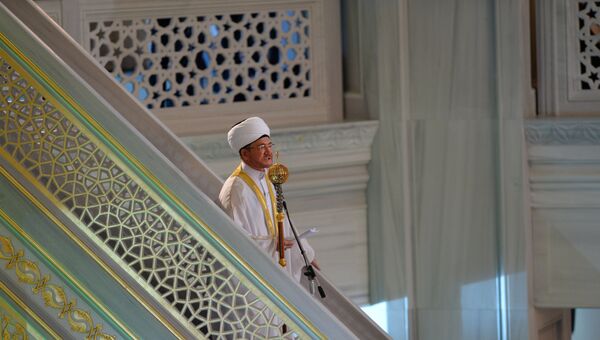 Председатель совета муфтиев России Равиль Гайнутдин во время торжественного намаза по случаю праздника Ураза-байрам в Соборной мечети в Москве
