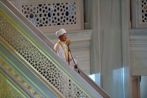Председатель совета муфтиев России Равиль Гайнутдин во время торжественного намаза по случаю праздника Ураза-байрам в Соборной мечети в Москве