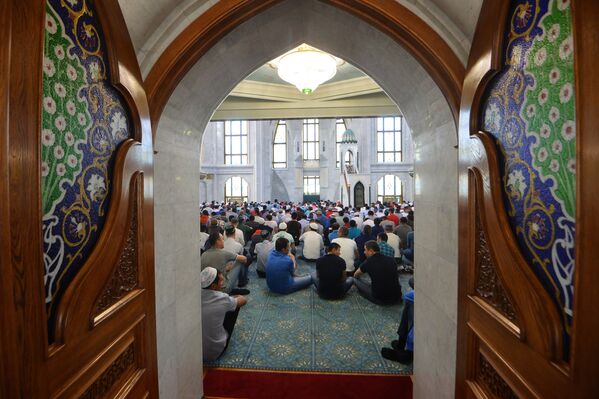 Мусульмане перед намазом в день праздника Ураза-байрам в мечети Кул Шариф в Казани
