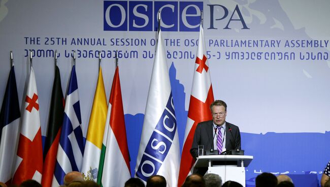 Председатель ПА ОБСЕ Илкка Канерва выступает на 25-й ежегодной сессии Парламентской ассамблеи ОБСЕ в Тбилиси