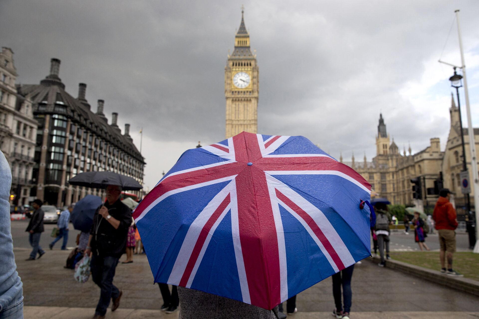 Человек с зонтом с флагом Великобритании у Биг Бена и здания парламента в Лондоне - РИА Новости, 1920, 14.12.2020