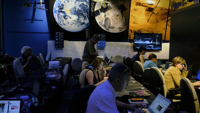 Журналисты в медиа-центре Лаборатории реактивного движения в Пасадене Журналисты в медиа-центре Лаборатории реактивного движения в Пасадене