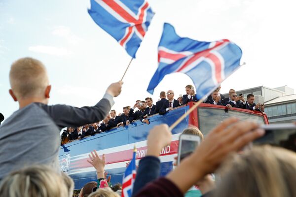 Болельщики сборной Исландии встречают футболистов сборной, прибывших в Рейкьявик с чемпионата Европы по футболу - 2016