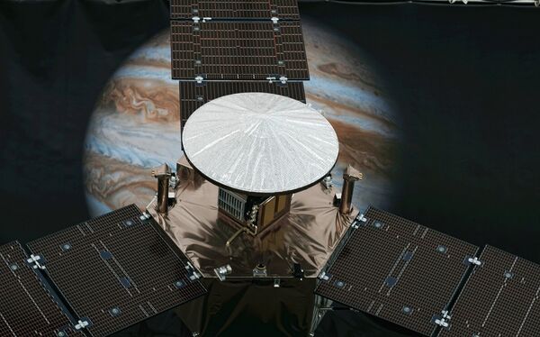 Модель зонда Juno на фоне Юпитера