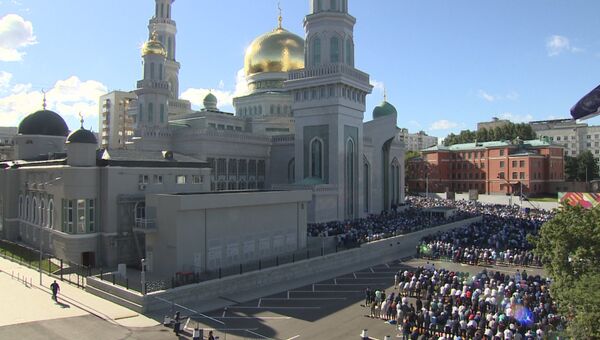 Праздничная молитва мусульман у соборной мечети Москвы в честь Ураза-байрам