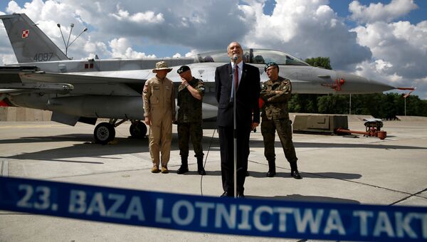 Министр обороны Польши Антони Мачеревич на базе военно-воздушных сил недалеко от города Миньск-Мазовецки. 4 июля 2016