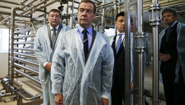 Председатель правительства РФ Дмитрий Медведев посещает сельскохозяйственное предприятие Матвеевское в Московской области